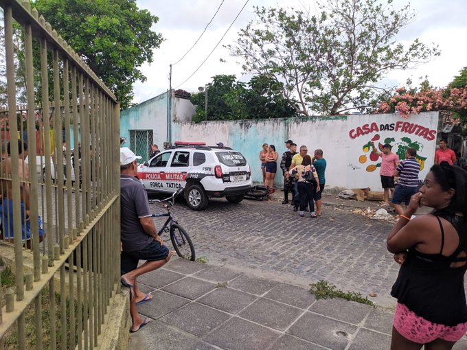 VEJA VÍDEO, HERÓI DA VIDA -Sargento da PM, de folga, e sozinho, evita possível crime ao imobilizar homem envolvido em discussão no trânsito e retirar sua arma, em Mangabeira