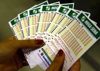 Mega-Sena acumulada deve pagar R$ 50 milhões e apostas podem ser feitas até às 19h