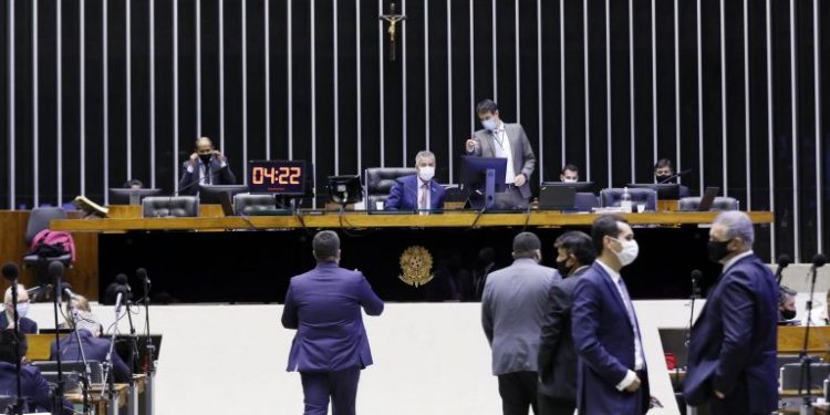 Aprovada MP que autoriza R$ 2,5 bilhões para compra de vacinas em consórcio