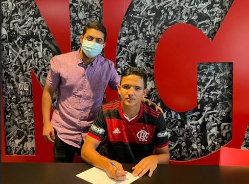 Paraibano de Mari, promessa no futebol assina contrato com o Flamengo