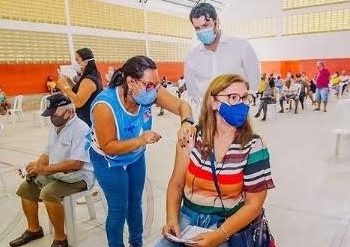 Léo Bezerra acompanha vacinação da mãe e destaca empenho dos profissionais da saúde