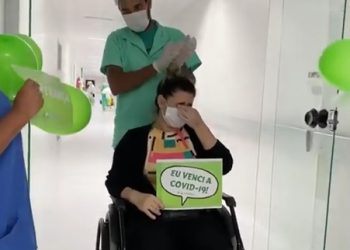 VÍDEO – Última paciente de Covid, de Manaus, chora ao receber alta do HU, em JP