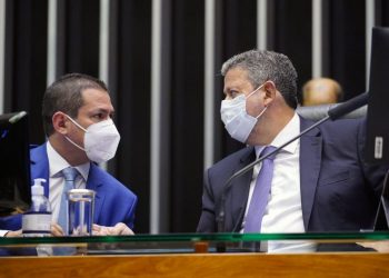 Aprovado texto-base de projeto para compra de vacinas por empresas privadas