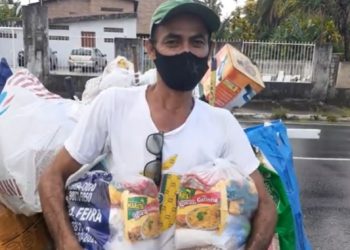 VEJA VÍDEO- Catador de recicláveis é surpreendido com cestas básicas do Intrometidos