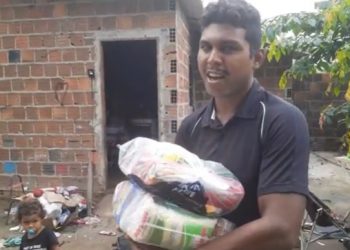 VEJA VÍDEO- Equipe do Intrometidos entrega cestas básicas à famílias carentes