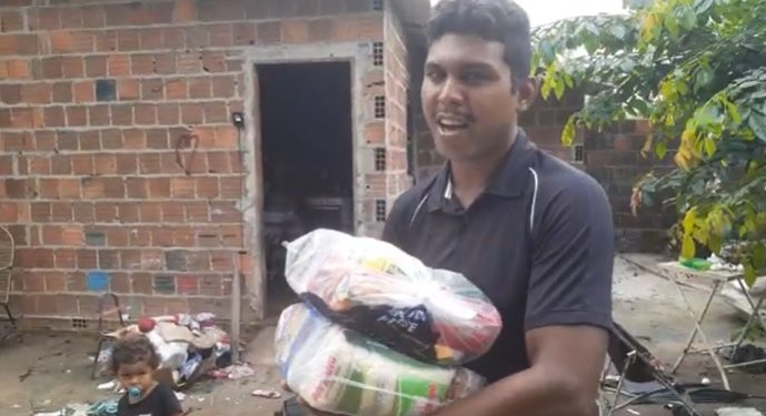 VEJA VÍDEO- Equipe do Intrometidos entrega cestas básicas à famílias carentes