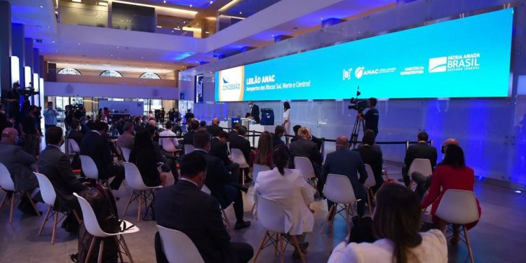 Governo arrecada R$ 3,3 bilhões com leilão de 22 aeroportos em 12 estados do país