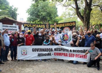 VÍDEO- PMs fazem ato na frente da Granja e pedem que governador receba representantes
