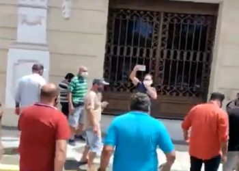 VEJA VÍDEO- PMs ocupam frente do Palácio e protestam contra desimplantação da “BD”