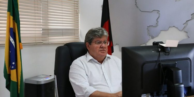 Governo da Paraíba reduz em 50% imposto do diesel para empresas de ônibus