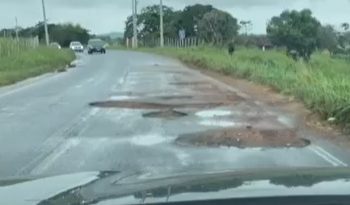 VÍDEO- Motoristas mostram e denunciam buraqueira na estrada de Alagoa Grande a Guarabira