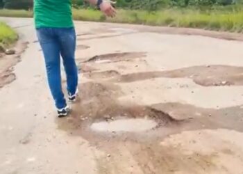 VÍDEO- Deputado mostra buraqueira em estrada na Paraíba e cobra recuperação