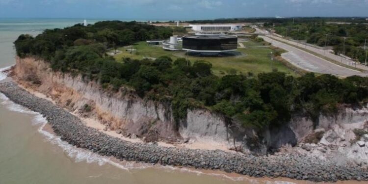 PMJP e UFPB assinam protocolo para estabilização e proteção da Barreira do Cabo Branco