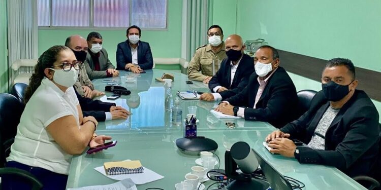 Entidades da PM entregam texto-base de Lei de Subsídio a secretário e comandante geral