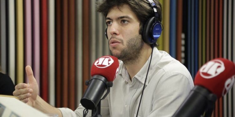 Caio Coppolla estreia em horário nobre na TV Jovem Pan News