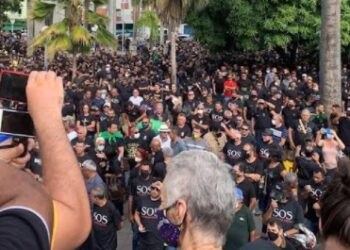 VEJA VÍDEO- PMs concentram na Praça dos Três Poderes e seguirão a Granja do Governador