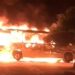 VÍDEOS- Bandidos ordenam que pessoas entrem em casa e ateiam fogo em ônibus em Mangabeira
