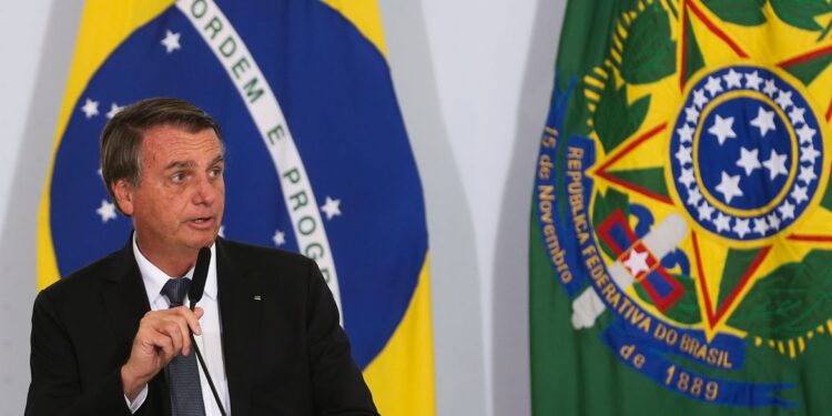 Bolsonaro sanciona orçamento de 2022 e destina R$ 1,7 bilhão para reajuste de servidores