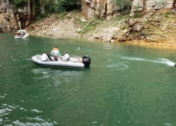 Tragédia com desmoronamento de rochas em lago deixa 10 pessoas mortas e 32 feridas