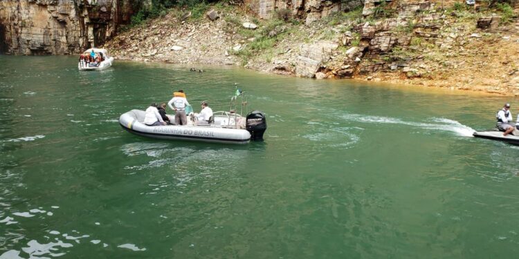Tragédia com desmoronamento de rochas em lago deixa 10 pessoas mortas e 32 feridas