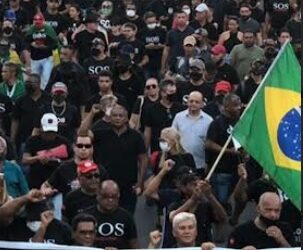 VEJA VÍDEOS – PMs em protesto seguem da Granja por Epitácio Pessoa até praia de Tambaú