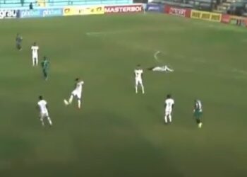 VEJA VÍDEO- Zagueiro dá chutão da defesa e faz gol de placa neste domingo