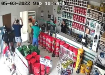 VEJA VÍDEO – Assaltantes rendem família em loja em Sousa neste sábado