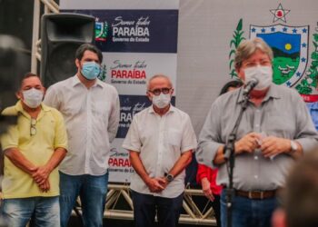 Cícero acompanha João Azevedo em sorteio de apartamentos no Bairro das Indústrias