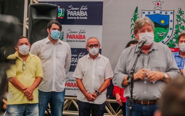 Cícero acompanha João Azevedo em sorteio de apartamentos no Bairro das Indústrias