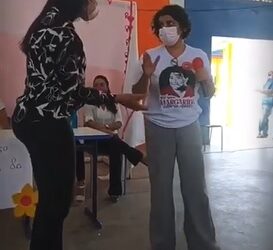 VEJA VÍDEO- Mesmo desconvidada, deputada Estela vai a evento em escola e gera “mal estar”