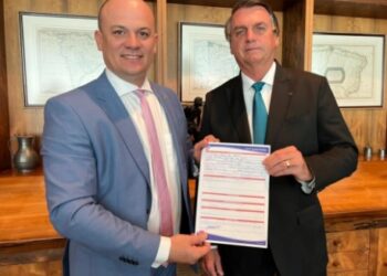 EM BRASÍLIA – Bolsonaro assina ficha de filiação do deputado Cabo Gilberto ao PL