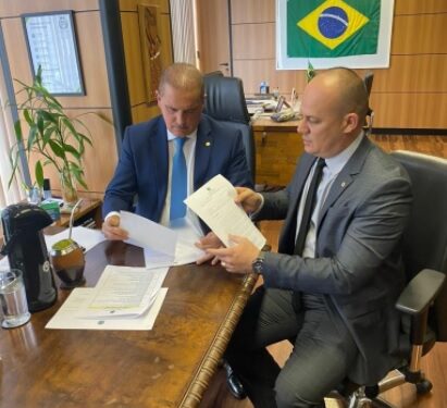 Deputado entrega documentos a ministro mostrando que Governo da PB não cumpre Proteção Social da PM