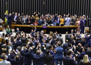Deputados aprovam piso nacional salarial da enfermagem em R$ 4.750