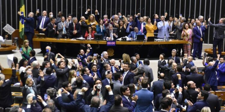 Deputados aprovam piso nacional salarial da enfermagem em R$ 4.750