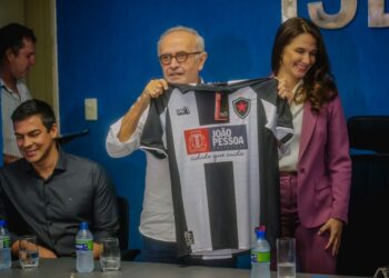 Cícero firma parceria de R$ 800 mil ao Botafogo/PB e contrapartida social a alunos da rede municipal