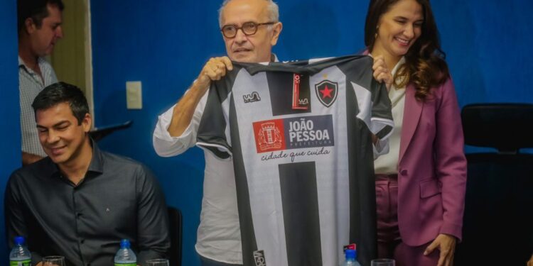 Cícero firma parceria de R$ 800 mil ao Botafogo/PB e contrapartida social a alunos da rede municipal