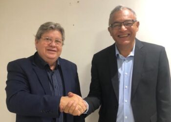 João Azevedo recebe pré-candidato e ex-presidente do Sindifisco-PB, Manoel Isidro