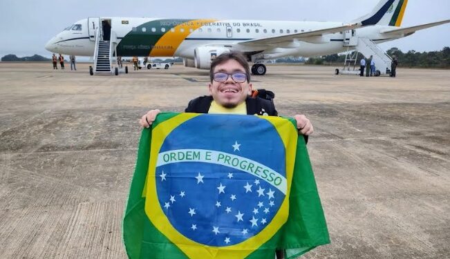 VÍDEO- Comitiva de Bolsonaro com destino a Paraíba tem Patrick, Welington Roberto e Marcelo Queiroga