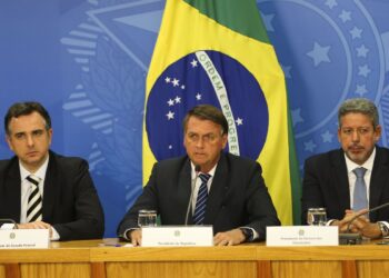 Bolsonaro propõe ressarcir estados para garantir ICMS zero em combustíveis