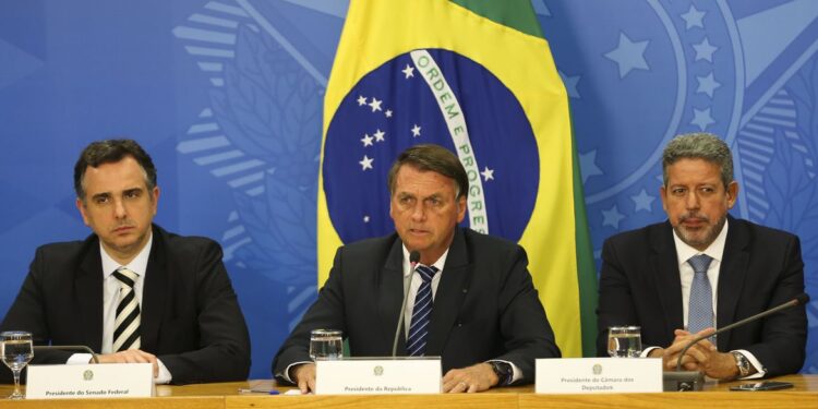 Bolsonaro propõe ressarcir estados para garantir ICMS zero em combustíveis