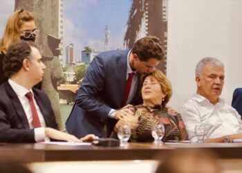 Veneziano participa da entrega da comenda Vital do Rêgo ao presidente da República em exercício