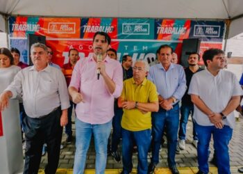 Vice-prefeito Léo Bezerra entre obras de calçamento, drenagem e padronização de calçadas no Cristo