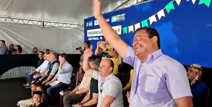 VEJA VÍDEO- Bolsonaro cita Nilvan Ferreira e população recepciona de forma calorosa