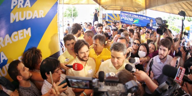 Pedro Cunha Lima chega à Convenção do PSDB com Efraim e Domiciano Cabral, o vice na chapa