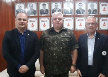 General do Grupamento de Engenharia informa ao Cabo Gilberto sobre retorno das obras da BR-230