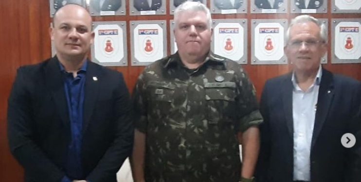 General do Grupamento de Engenharia informa ao Cabo Gilberto sobre retorno das obras da BR-230