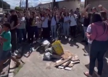 VÍDEO- Teto desaba, estudantes protestam e professora lamenta dinheiro não aplicado corretamente