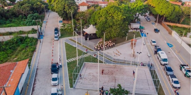 Cícero entrega Praça do Seixas, troca iluminação do bairro e autoriza revitalização do Centro Histórico