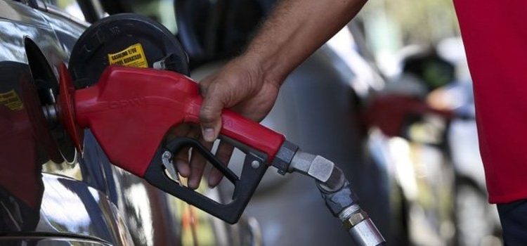 Governador de MG reduz ICMS de 31% para 18% na gasolina, e de 30% para 18% na energia elétrica