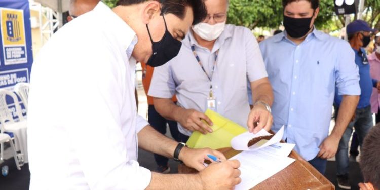 Manoel Jr assina ordem de serviço para construção de escola e quadra poliespotiva em Pedras de Fogo